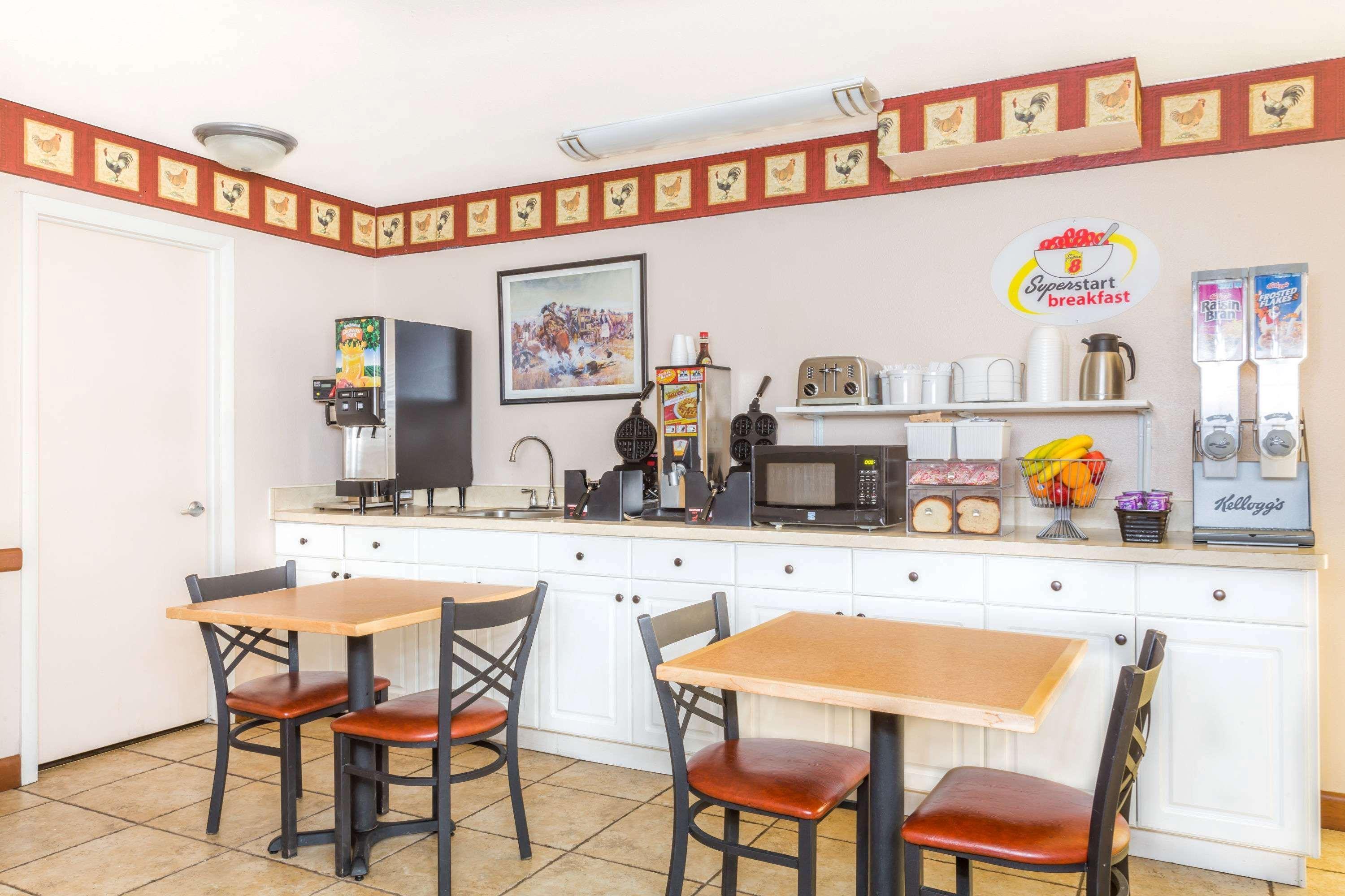 מלון Super 8 By Wyndham Salina/Scenic Hills Area מראה חיצוני תמונה