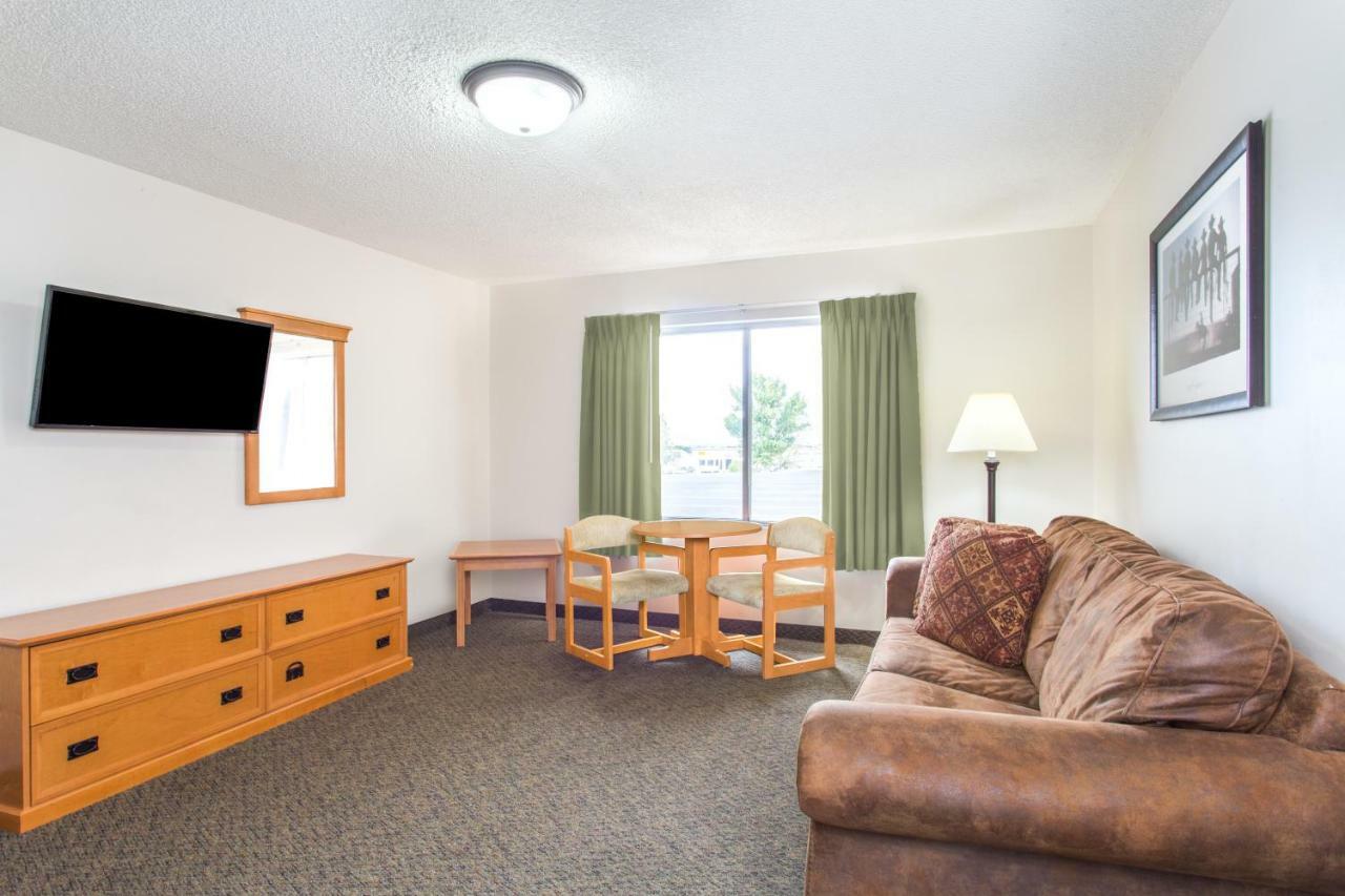 מלון Super 8 By Wyndham Salina/Scenic Hills Area מראה חיצוני תמונה